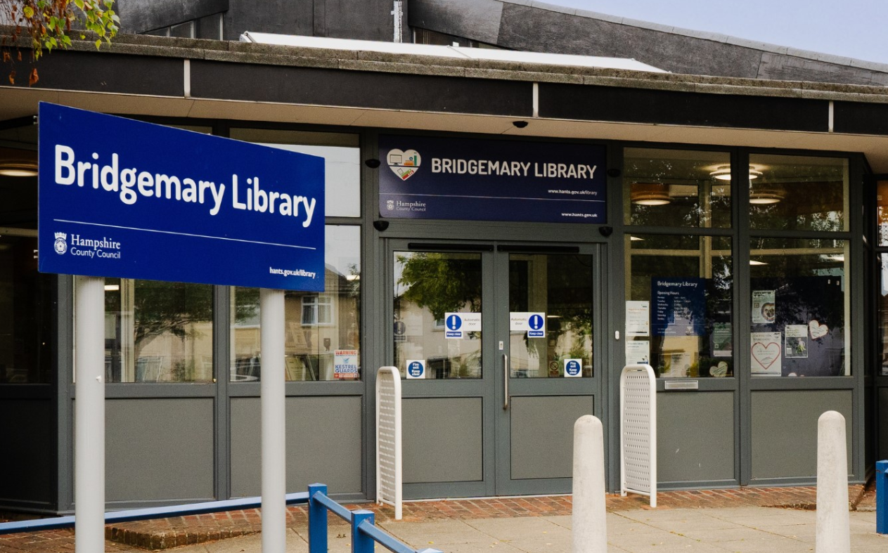 Bridgemary Library main entrance image